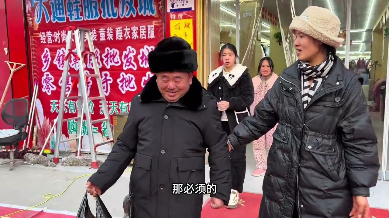 小雨看到公公的衣服旧了该换了，带他去挑一身穿上。真是人靠衣装 #记录真实生活 #关爱老人