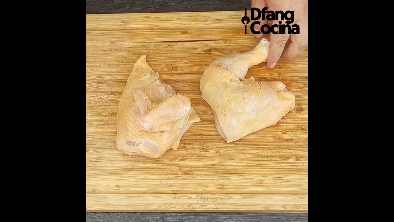 Fileteado del pollo para la parrilla.