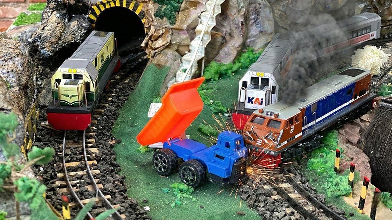 Kecelakaan Kereta Api Mainan CC203,CC201 Anjlok Terguling Tabrak Truk Pasir Di Rel Depan Terowongan