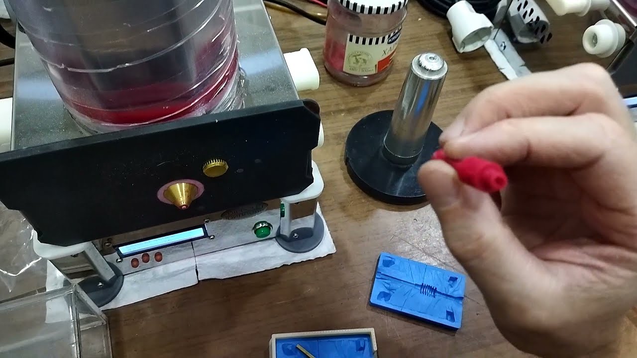 Отливка коленчатого вала на инжекторе Дипполь.  Casting of a wax model of the crankshaft.