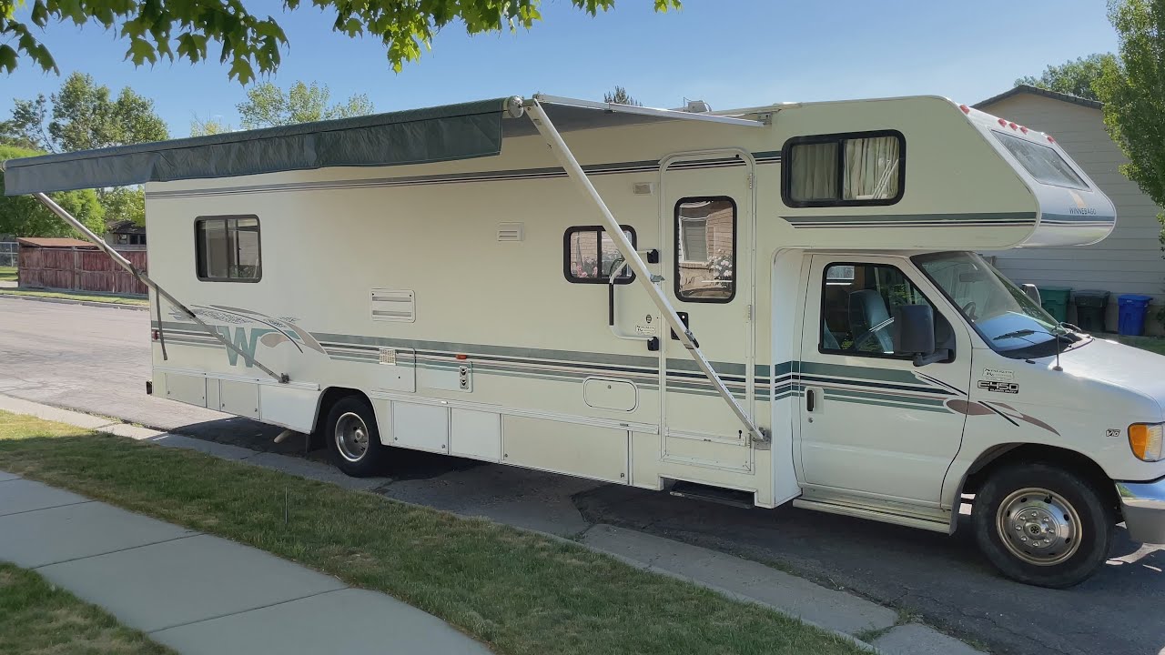 2000 Winnebago Minnie with a Dometic manual awning