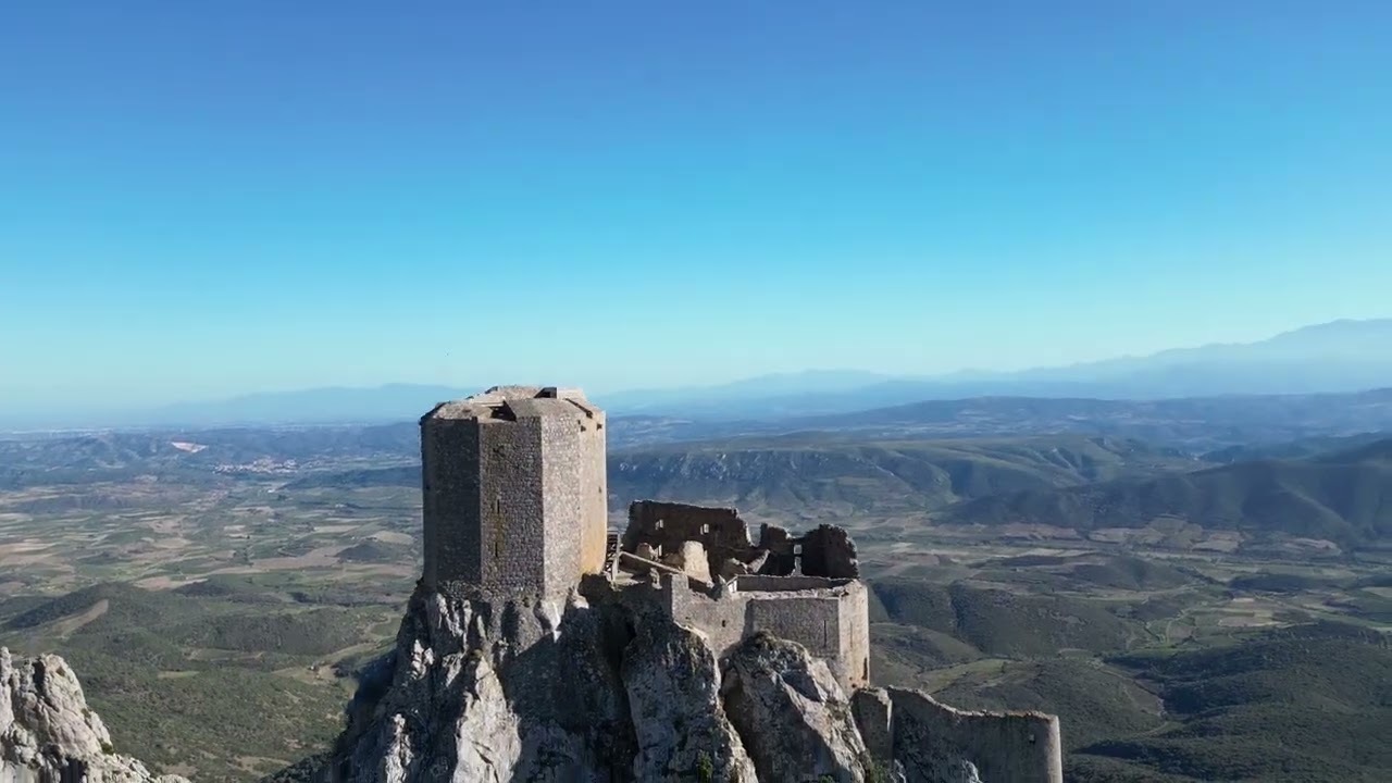 Château cathare de Quéribus à vol d'oiseau