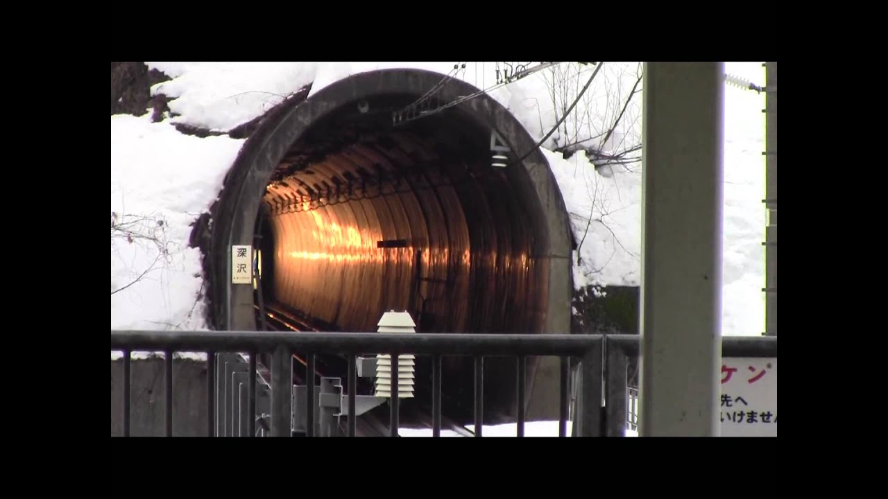 特急はくたか１５号　ほくほく大島駅高速通過