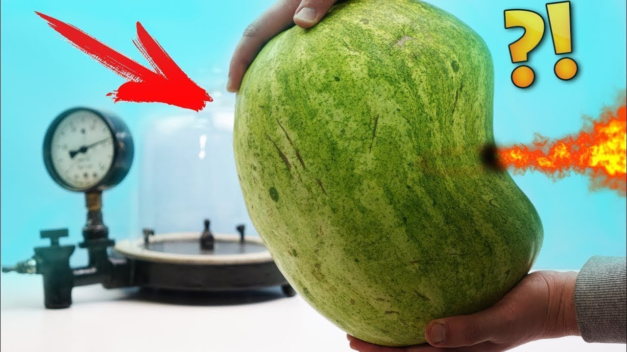 WAS PASSIERT WENN MAN eine WASSERMELONE in VAKUUM steckt...platzt die..?