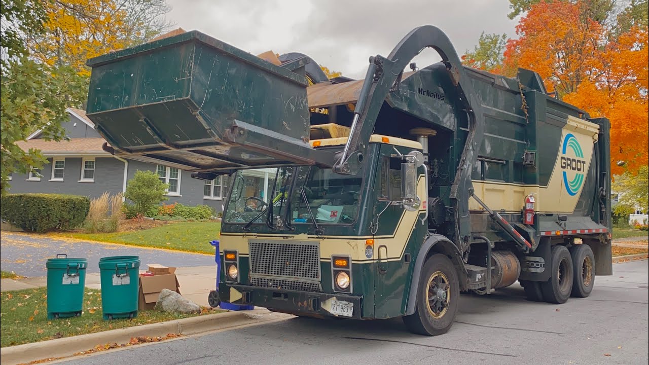 Groot 3084: Mack LE McNeilus Carry Can Garbage Truck