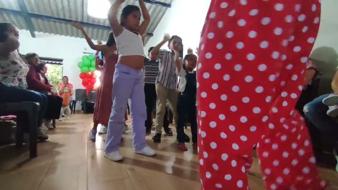 LA PASAMOS MUY  BIEN EN EL CUMPLEAÑOS Y NOS DIVERTIMOS MUCHO CON EL PAYASO 