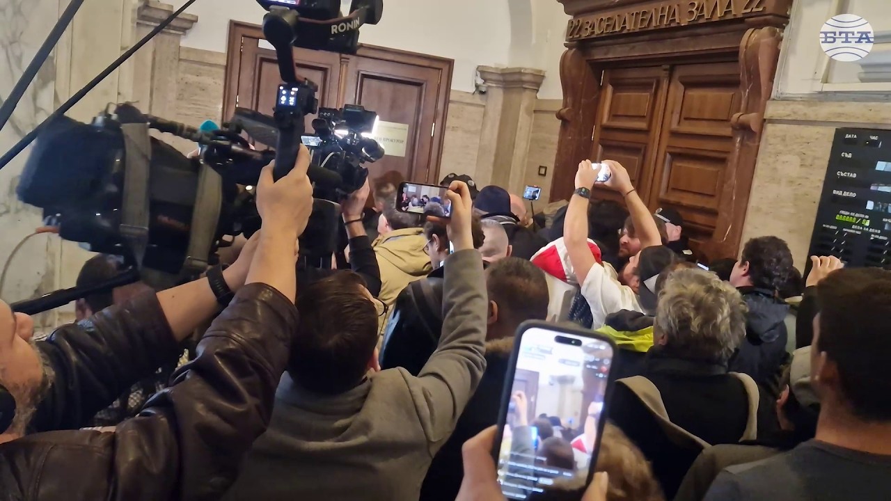 Протестиращи се опитаха да влязат в кабинета на главния прокурор