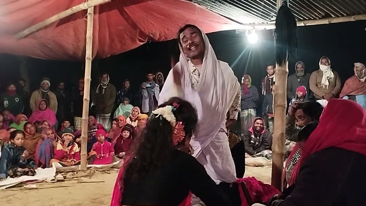 কুসুম দাসী সঙ্গে করে গোসল করার জন্য যমুনাতে যাচ্ছে।