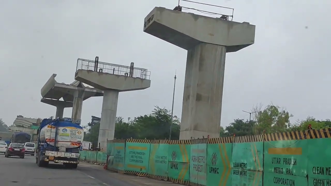 Metro ka kaam bahut teji se Chal raha h (Agra)