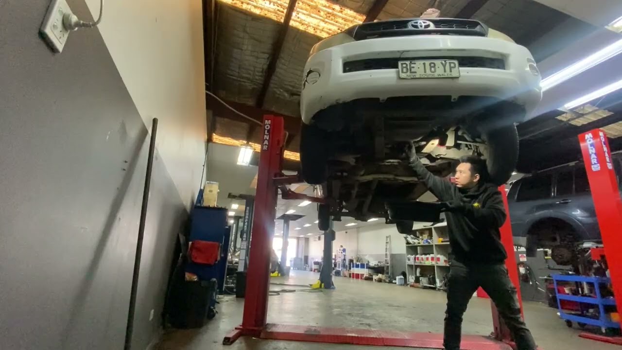 2010 Toyota Hilux Service Oil and oil filter change