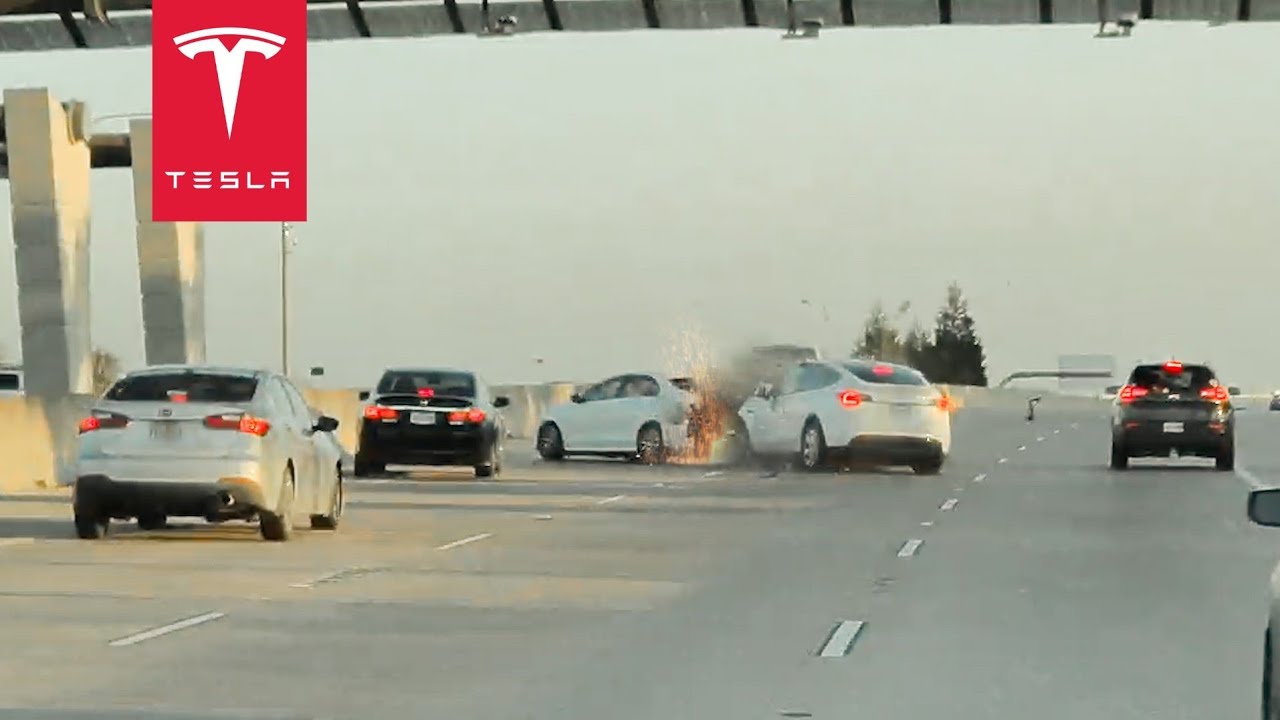Полностью беспилотная Tesla против ужасной аварии на шоссе!