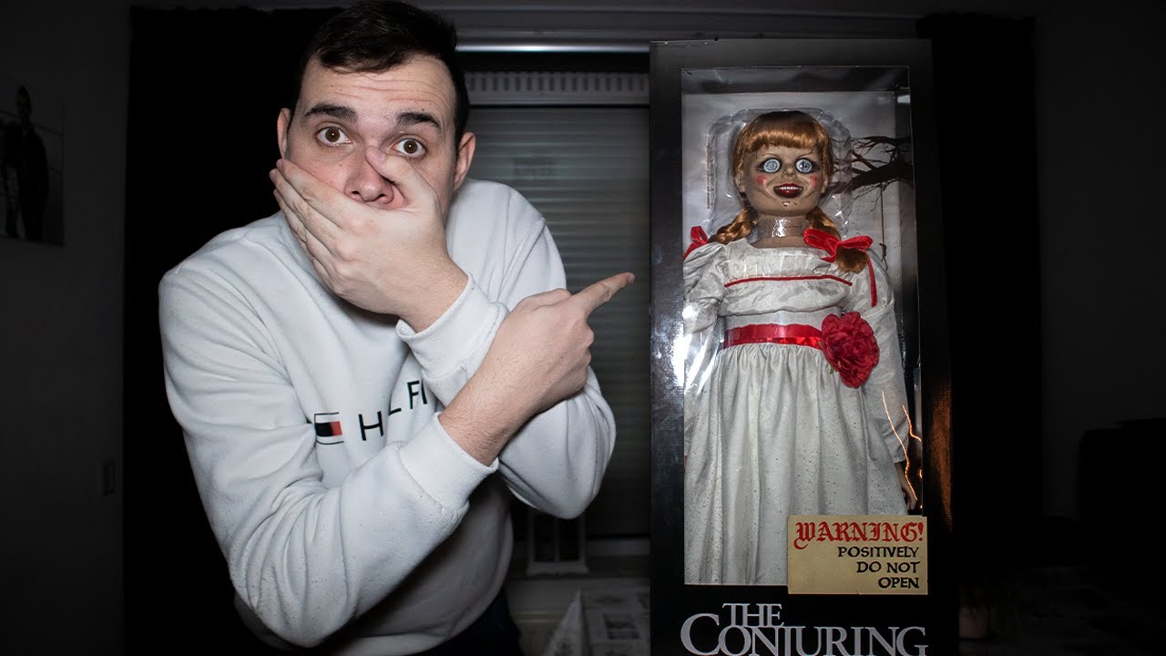 Deze ANNABELLE POP zit al JAREN VERSTOPT op MIJN ZOLDER.. *Ik HAAL HEM ERUIT & HUIS BEZETEN!?*
