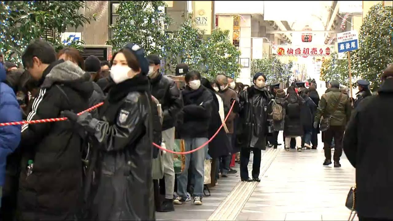 「コロナ禍前に戻ったみたいで、すごく楽しい」伝統の初売り百貨店では福袋を買い求める5500人が長蛇の列　仙台