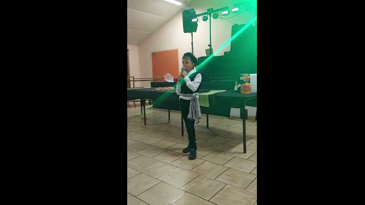 11 ans chante Les prisons de Nantes a cappella