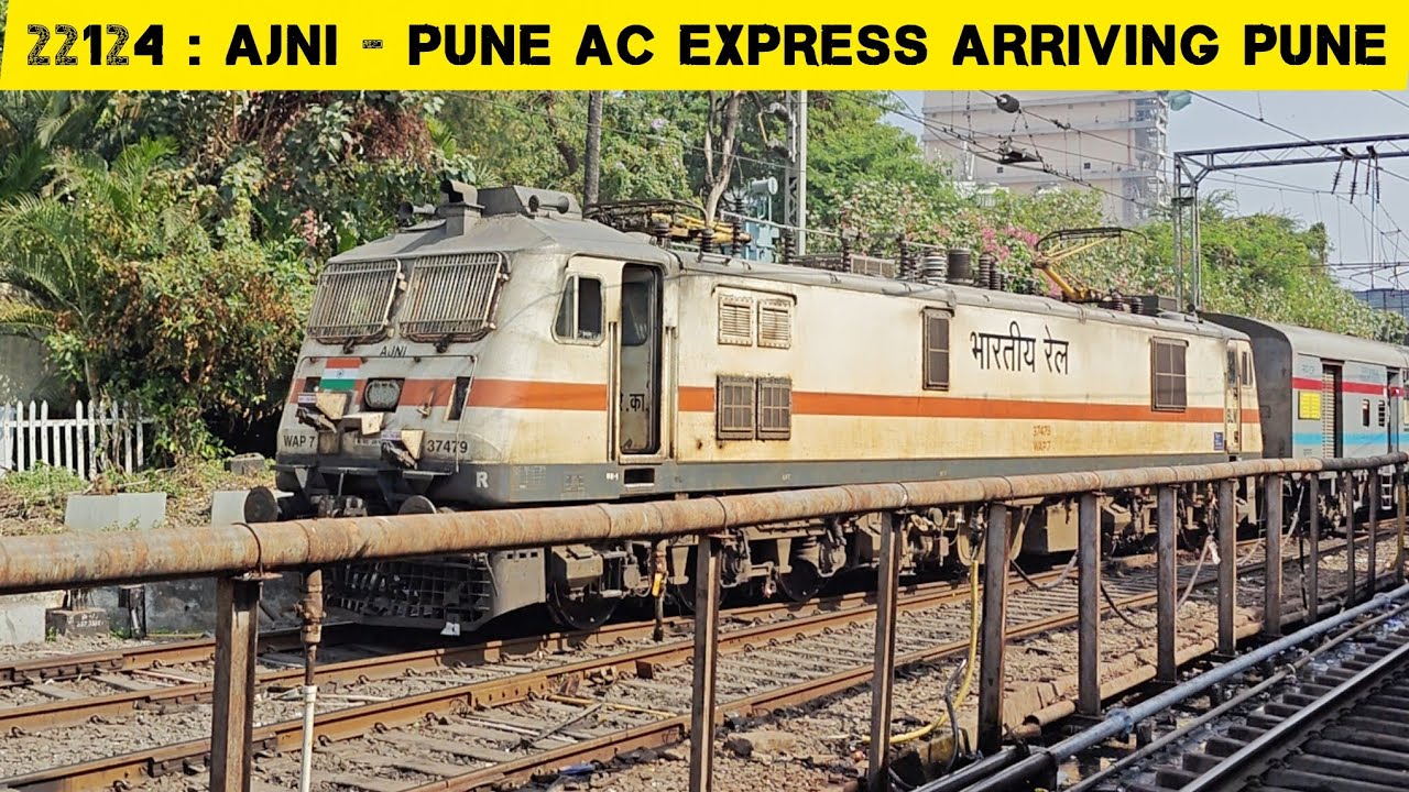 22124 : Ajni (Nagpur) - Pune AC SF Express Arriving Pune Junction, WAP7, Indian Railways 