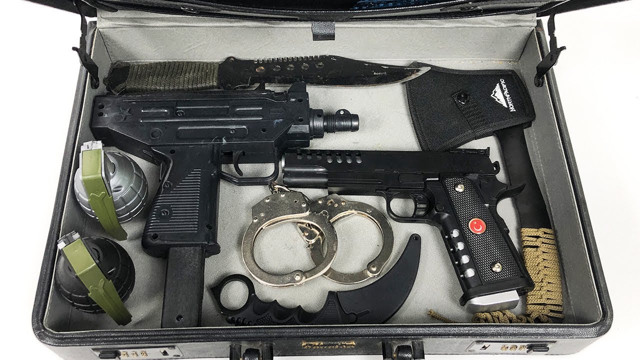 Toy Guns Hidden in the Assassin's Bag !!!