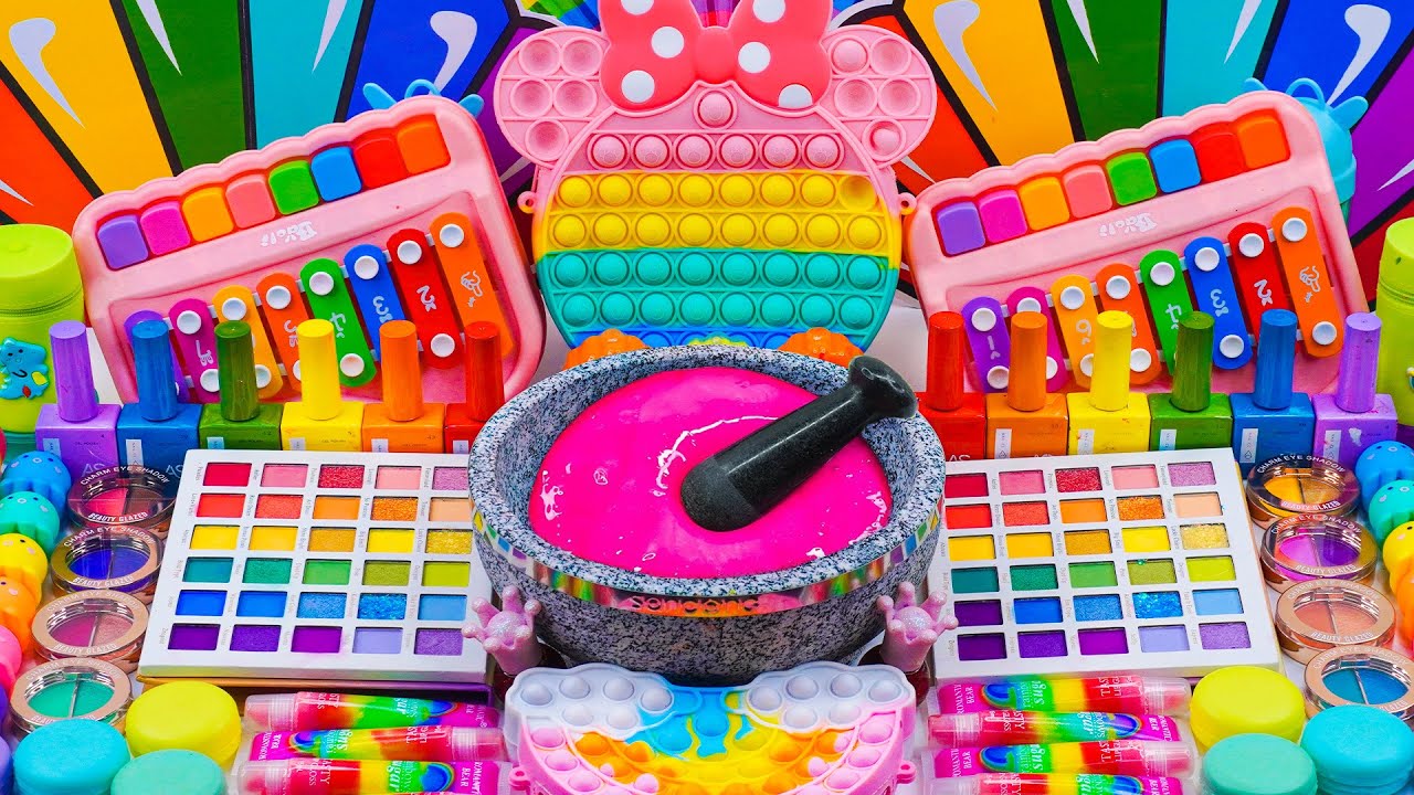 Mickey ASMR DIY yang Memuaskan Cara Mencampur Kosmetik Rias Glitter SHARK ke dalam Slime Bening
