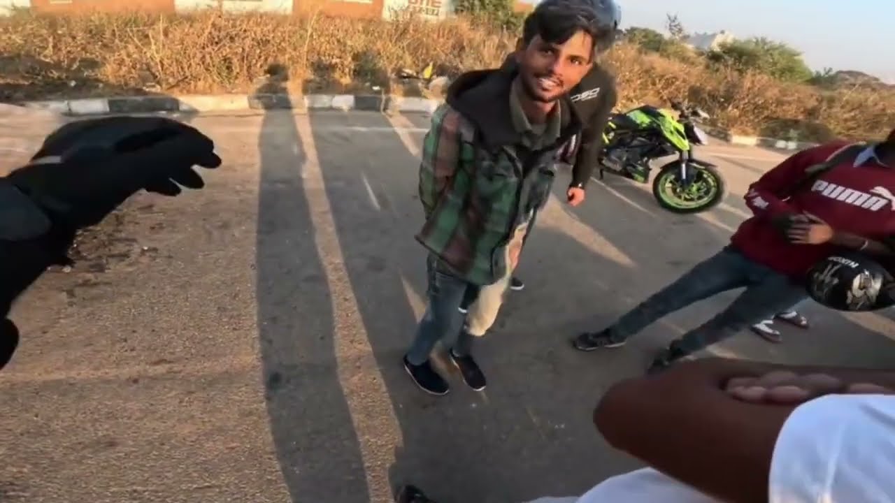 Car Wale Bande Ne Dhamki De Di🥹Badmash Ne Bike Rok Lii Hamri😊l Rahul Shorts#rahulshorts#rider#viral 