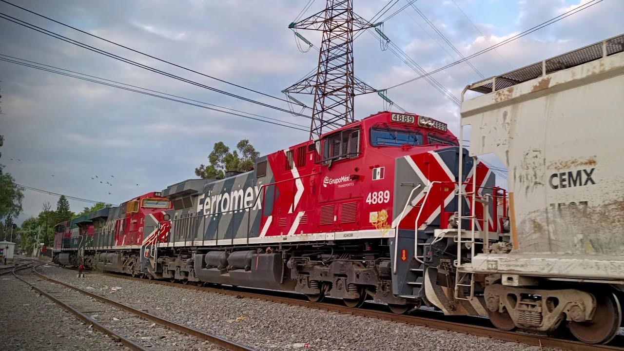 12-Marzo-026. #ferromex #grupomexico 😯 amaneciendo con este poderoso tren con rumbo al valle. 