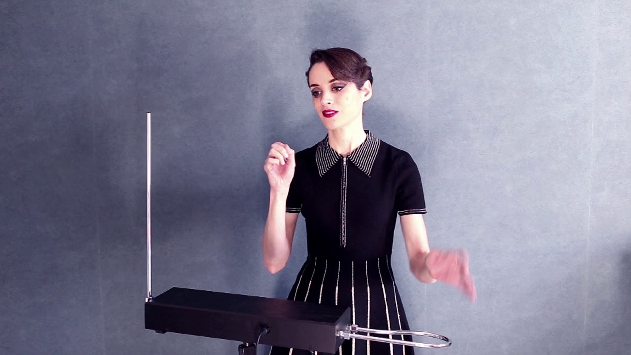 hYrtis joue La Vie en Rose au theremin.