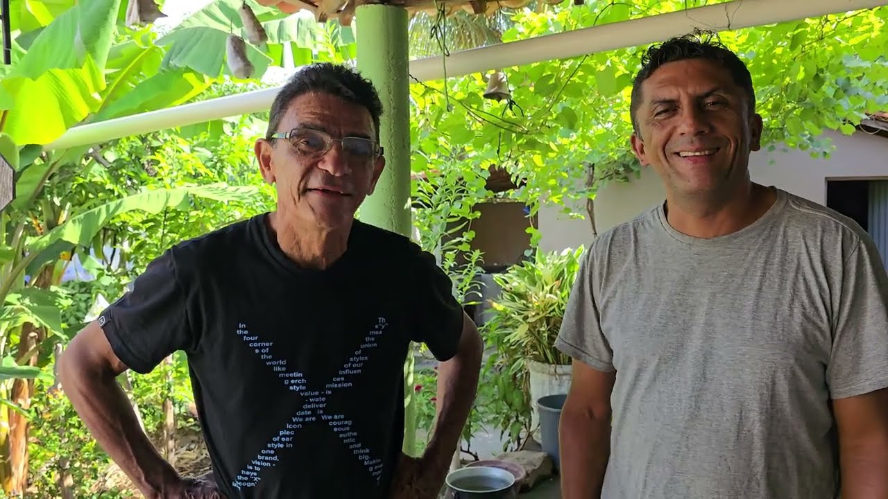 UMA CONVERSA R&Aacute;PIDA COM CHICO MUSEU E MOSTRANDO A FLOR QUE DESABROCHOU DE UM CACTO, LINDO DEMAIS.