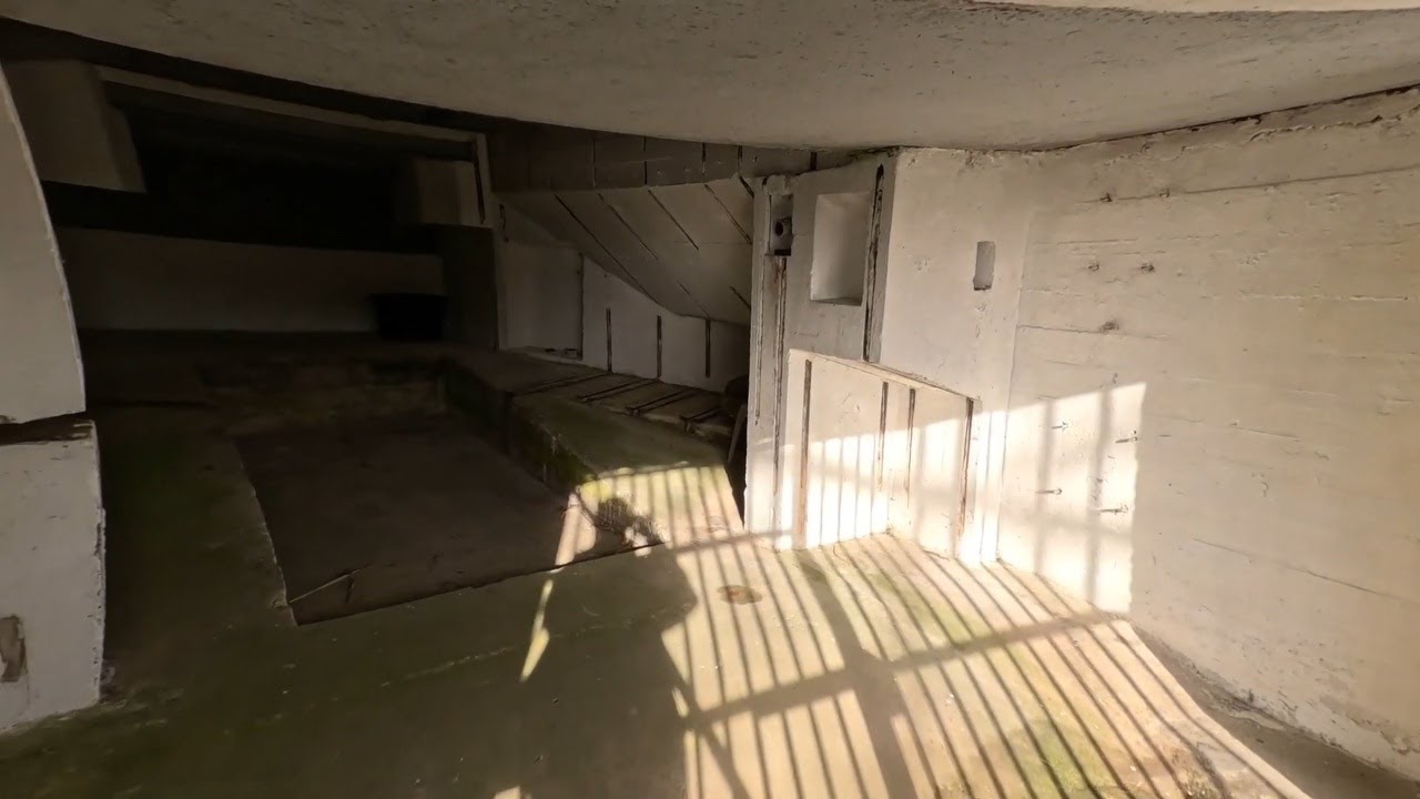 Bunker, landfront Vlissingen  / 22 cm pantserstaal  /  Bunker Roof construction 22 cm armor steel.