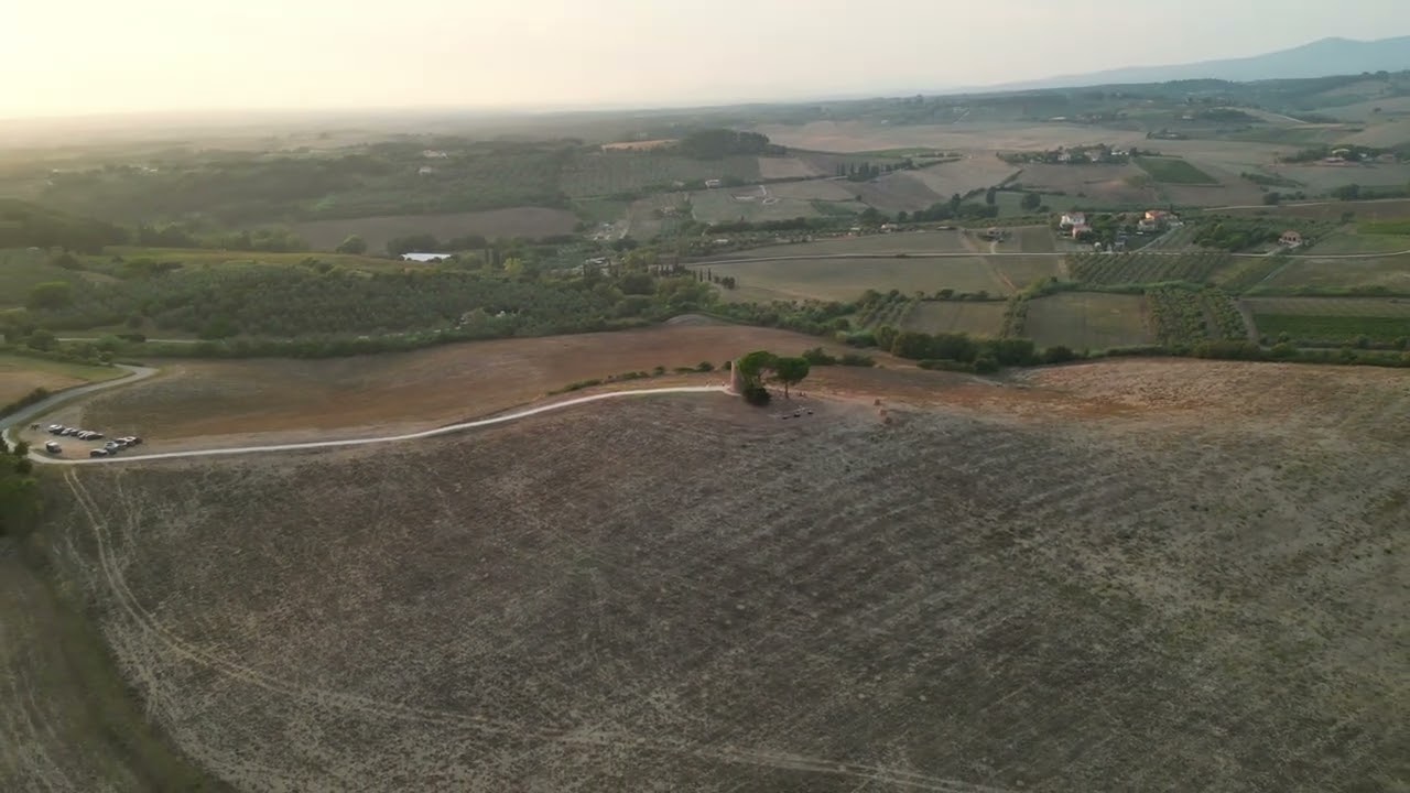 Der Torre di Bibbona in der Toskana im Sonnenuntergang