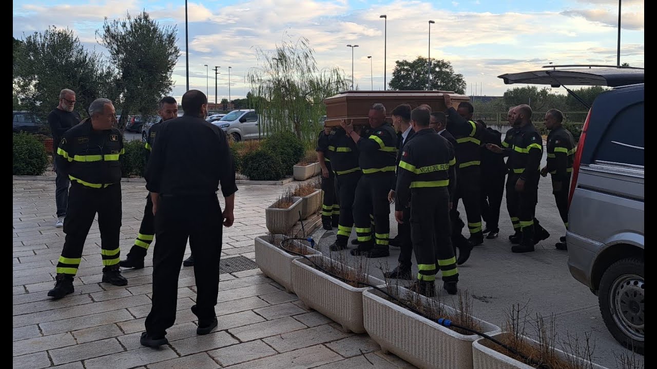 A Foggia i funerali del vigile del fuoco Antonio Ciccorelli: il dolore dei colleghi