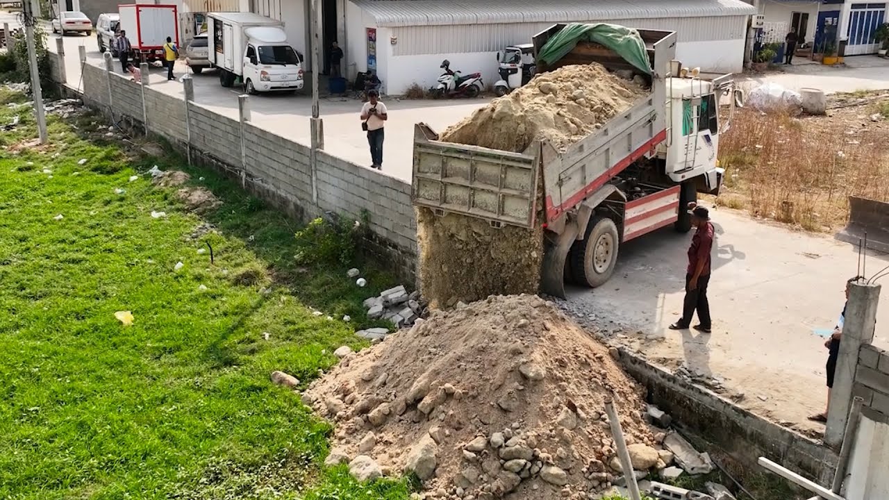 Full Landfilling Task! Excellent Technique Of KOMATSU Bulldozer D31PX Push Mix Stones On Huge Size