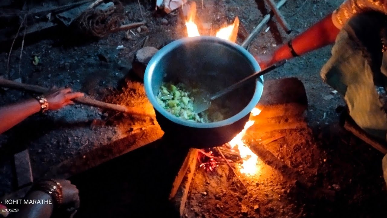 Chule ke upar khichdi banayi