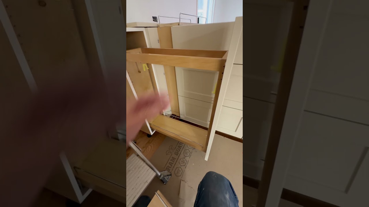 Выдвижной кухонный шкаф-органайзер Rev-A-Shelf - ящик для специй #идеидлякухни #стойкадляспеций