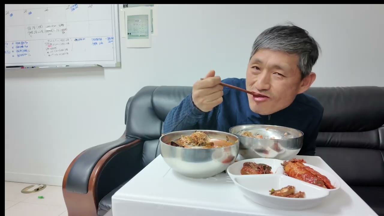 묵은지고등어국을 만들었는데 설탕을 안 넣어서 그런지 텁텁한데 맛은 있어요