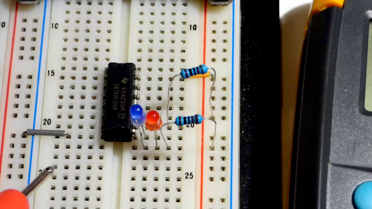 NOT Gate hex inverter integrated circuit SN74HC04N demonstration and voltage measurements