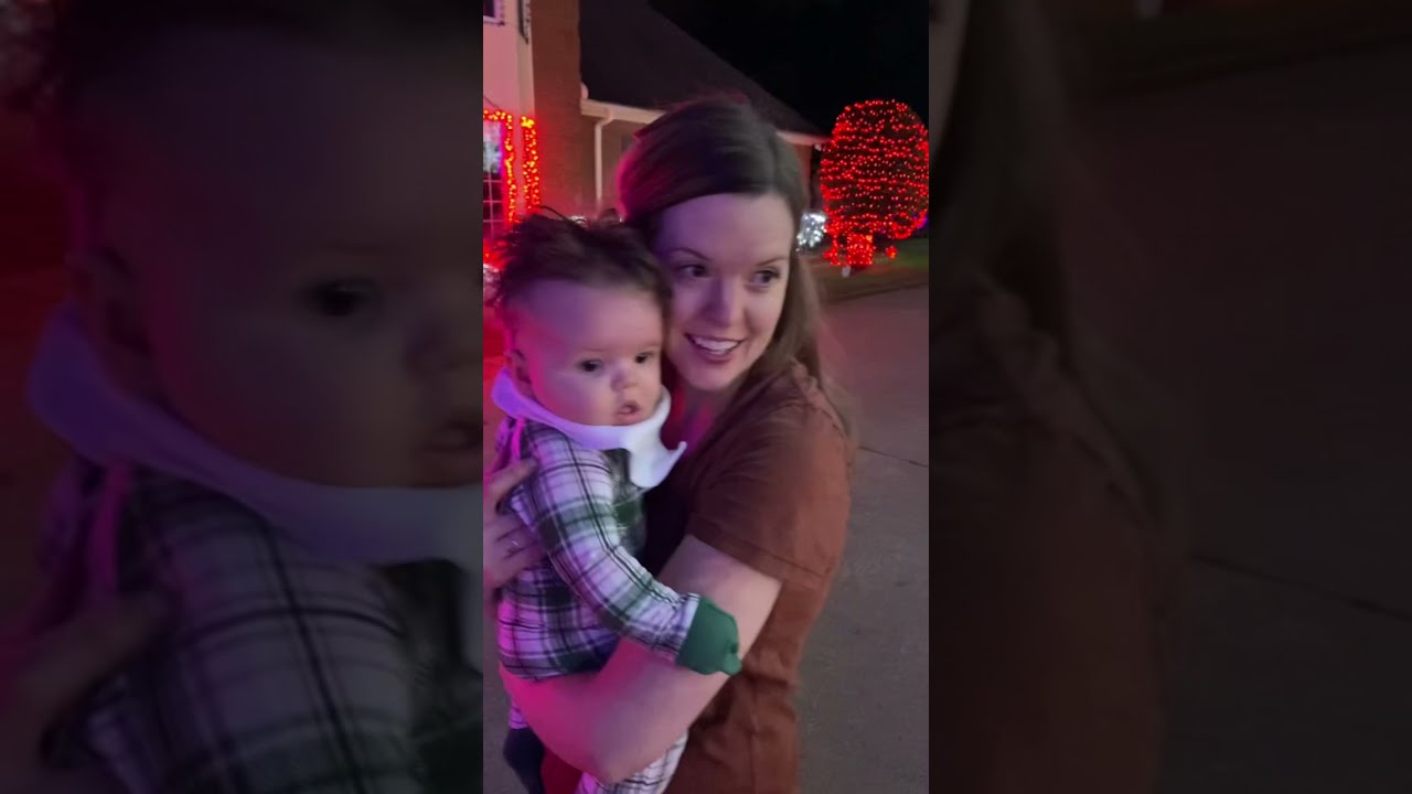 Baby’s First Time Seeing Christmas Lights 🎄😭😭😭😭😭