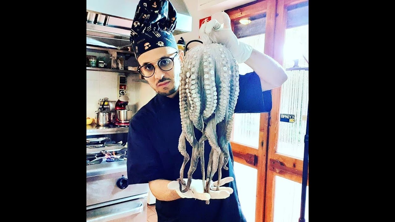 الأخطبوط طريقة التنضيف و الطبخ و اسرار مهمة 👍😳😊