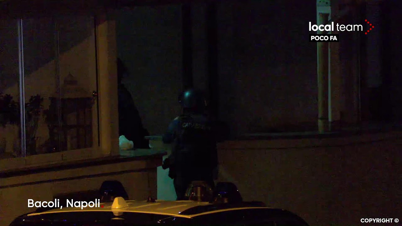 LIVE Bacoli (Napoli), uomo barricato in casa dopo aver sparato alla moglie: diretta video