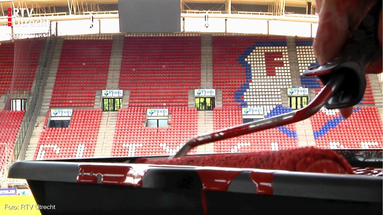 Bunniksiders verven tribune FC Utrecht rood: 