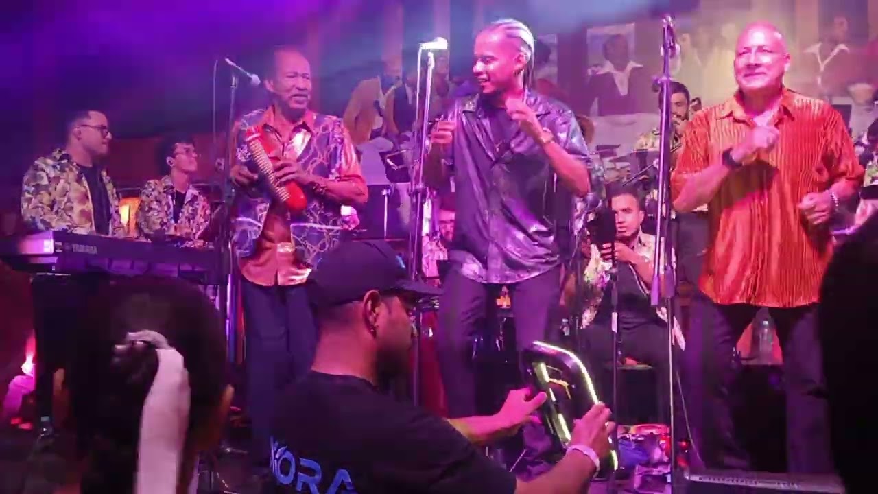 Rey en topa tolomdra con Hermes manyoma la ley