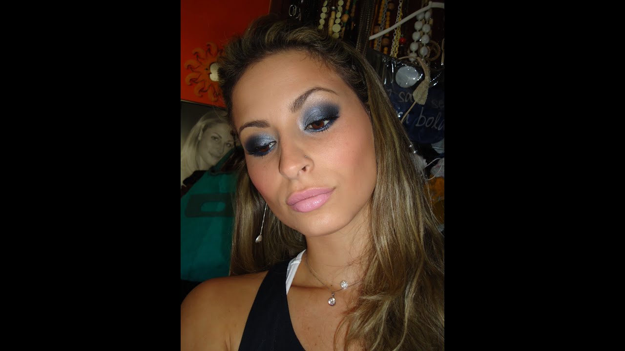 Maquiagem Chumbo com Preto Esfumado e brilho Azul