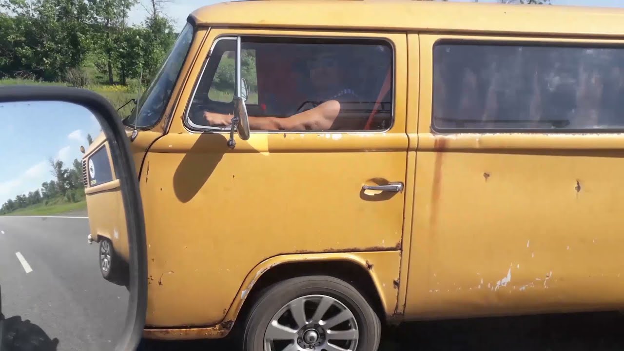 VW transporter T-2 на воздушном моторе спокойно бежит 100 км.ч.