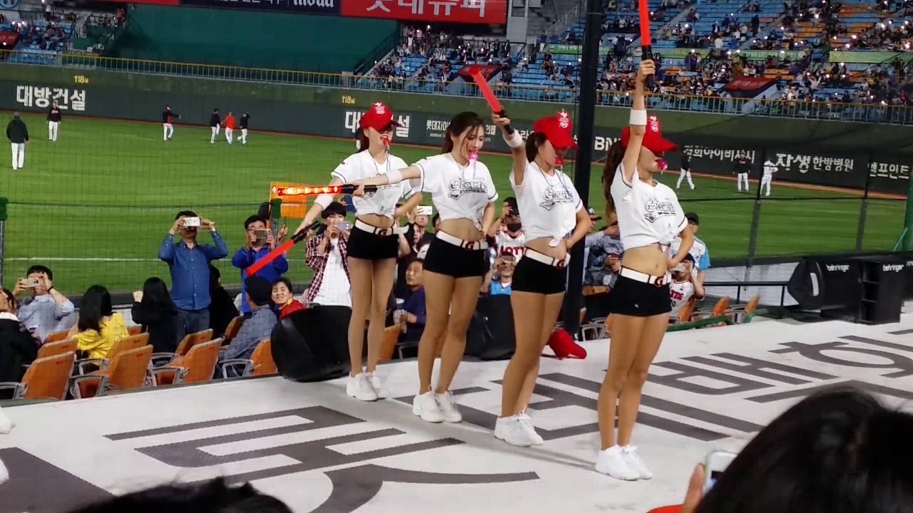 170602 롯데 치어리더 조교 빨간 모자쓰고 호르라기 불며