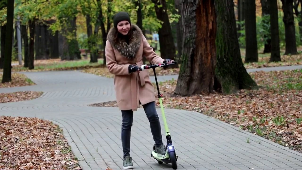 Камила тестит электросамокат Inokim Light