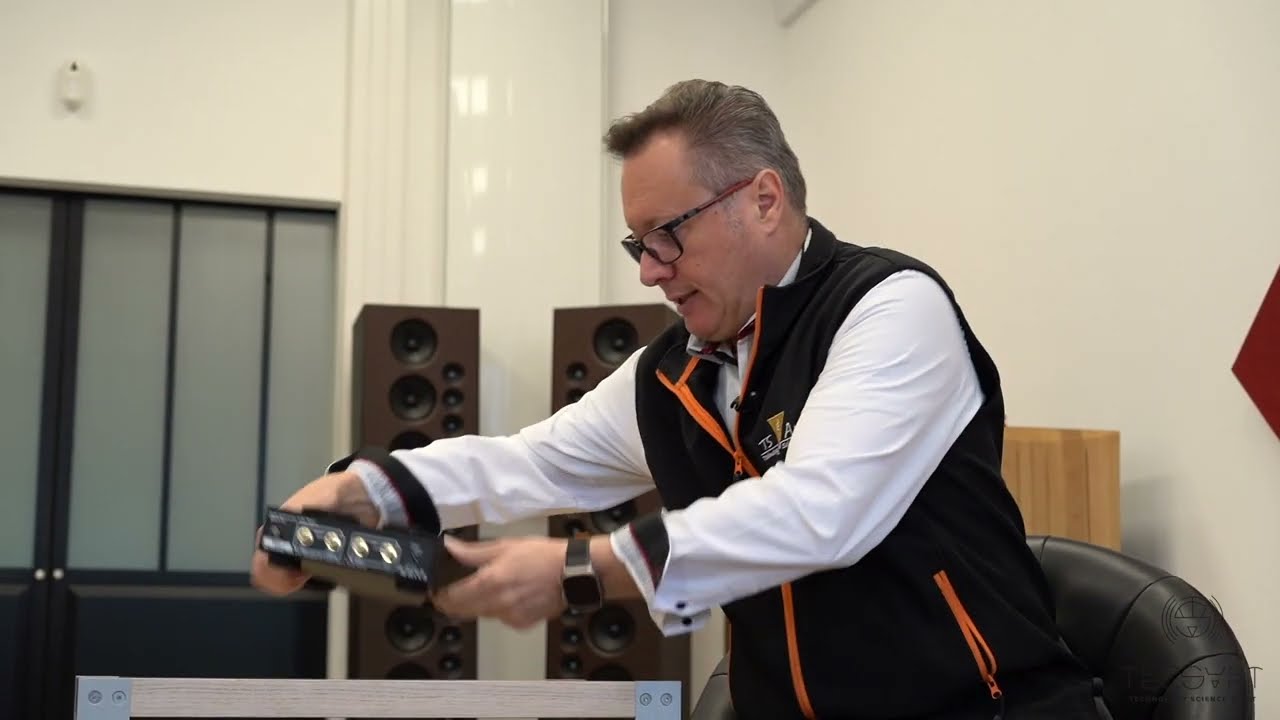 E-glo Petit от Tecsart - на английском языке