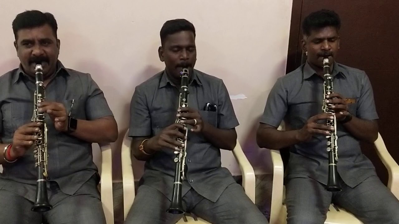 Madurai city police band Enjodi vangikuruvi song playing