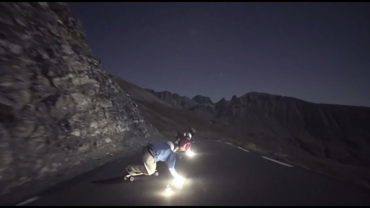 Descente du col de la Bonette, plus haute route d’Europe, en longboard de nuit