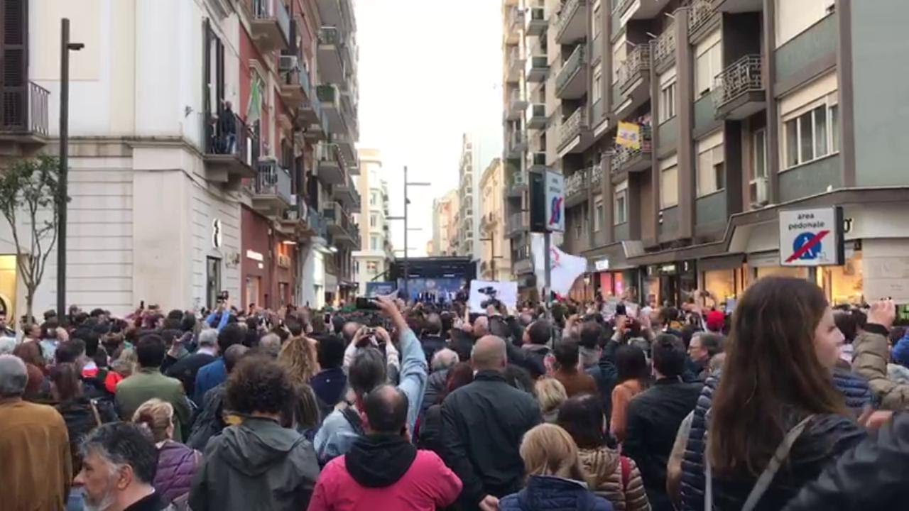 Salvini a Bari, manifestanti coprono il comizio cantando 'Bella ciao'