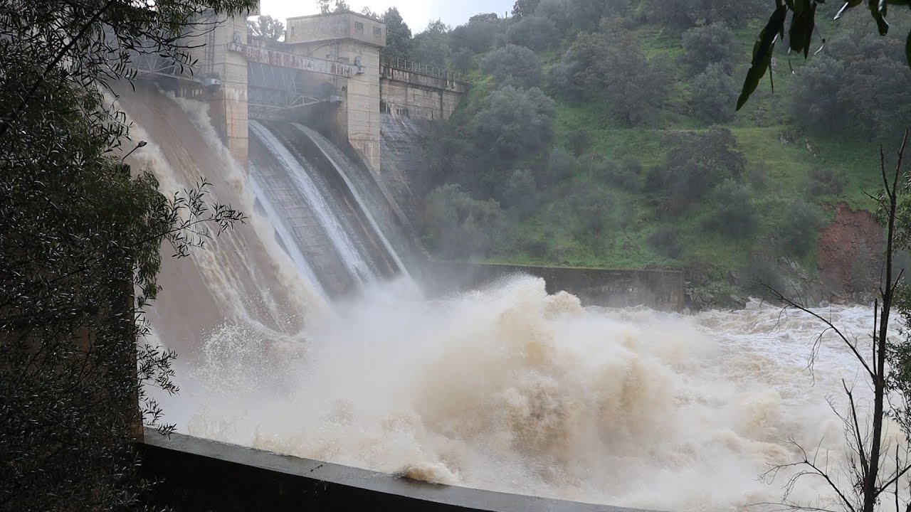 La presa de Valuengo ha abierto sus dos compuertas y una automática debido a las últimas lluvias