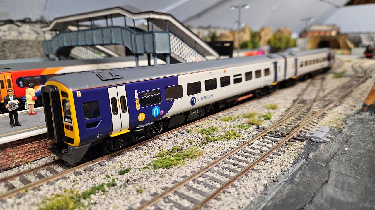 Распаковка дизель-поезда Bachmann Class 158 Northern Sound Fitted
