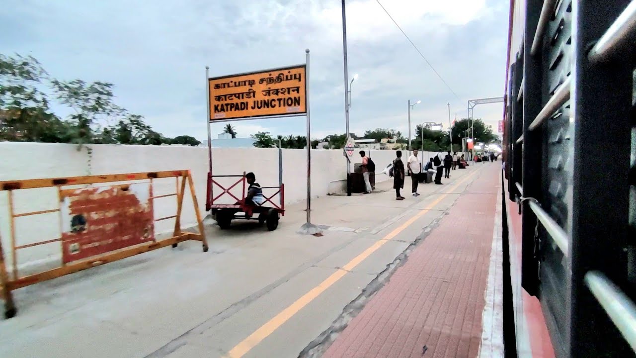तमिलनाडु के खुबसूरत शहर katpadi से निकलकर katpadi जंक्शन पहुंचती हुई मेंगलुरु एक्स्प्रेस।
