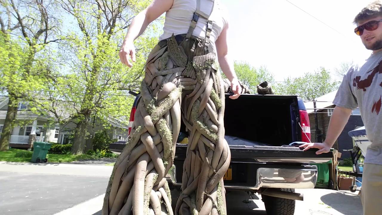 Groot cosplay - getting into the stilts